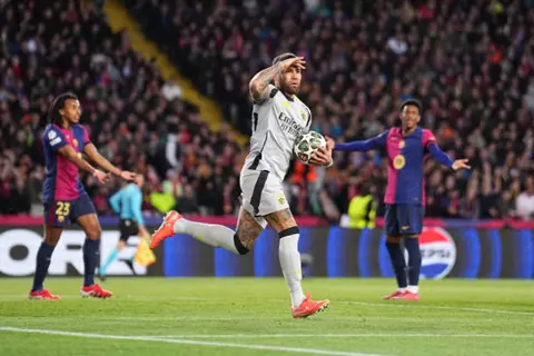 في أقل من 5 دقائق.. برشلونة يتقدم وبنفيكا يتعادل بدوري أبطال أوروبا